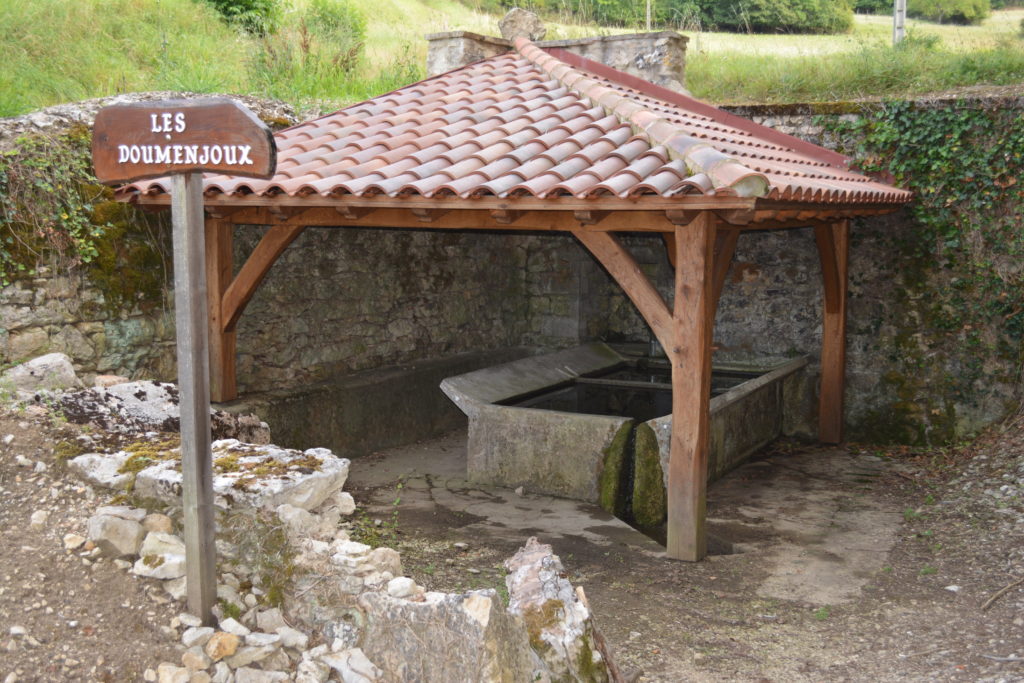 Reilhaguet, Laval, lavoir des Doumenjoux